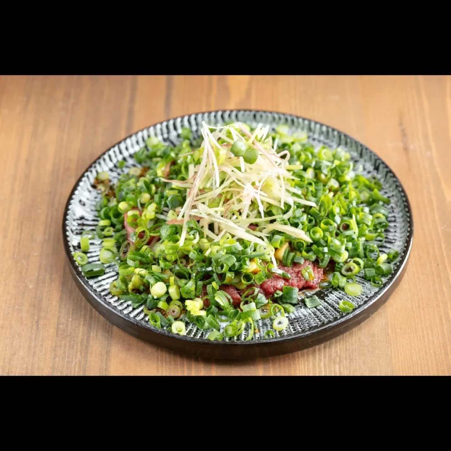 馬刺しニンニクねぎまみれ！美味しいですよ。本日も暑いてすが元気に営業中