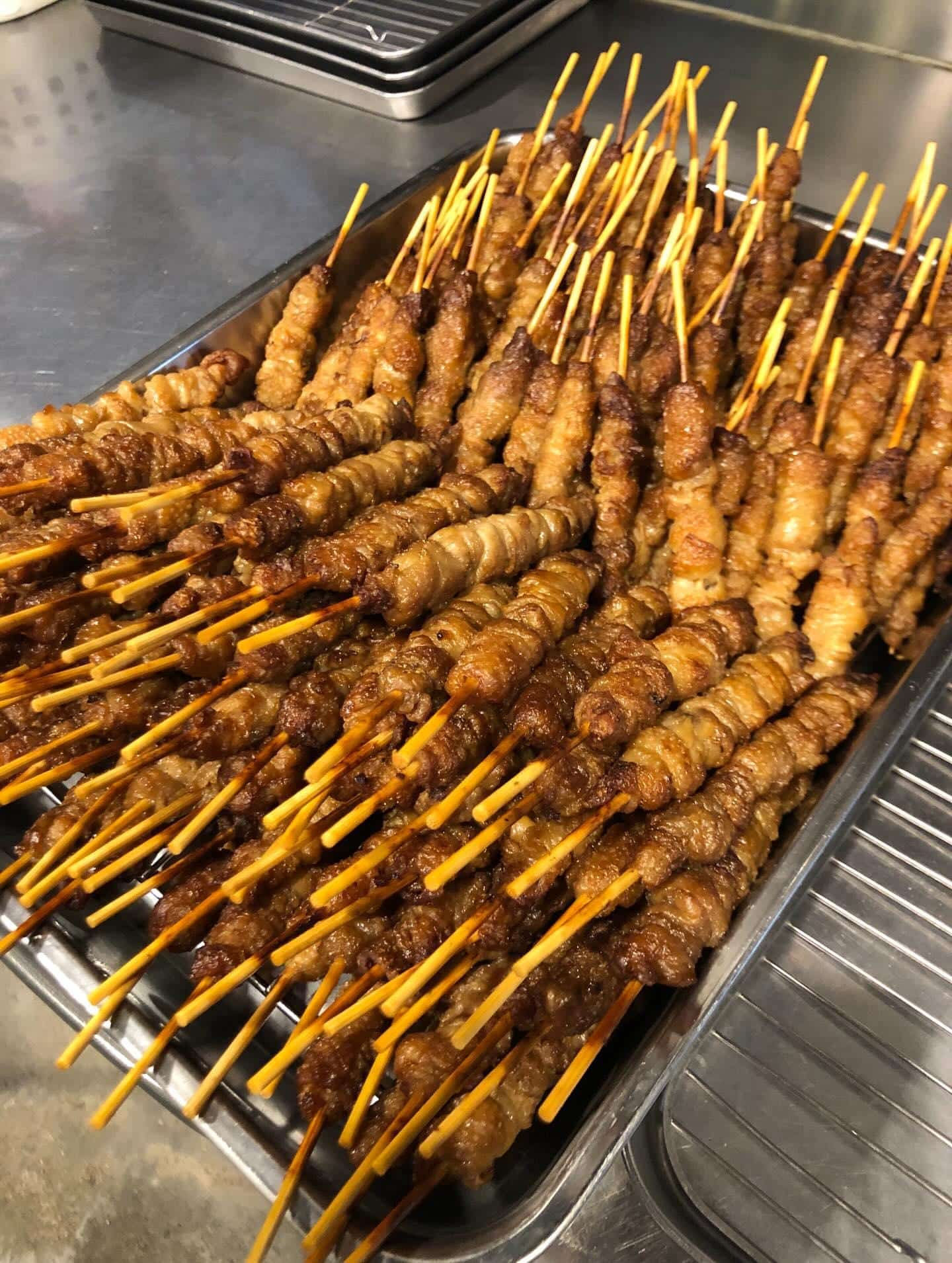 毎度、多くのお客様ご来店誠にありがとうございます。当店大人気の【とり皮】職人が魂を込めて仕込みに1週間ほどかかります！@…